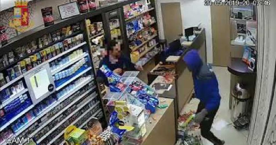 Rapina tabaccheria a Canicattì, familiari lo consegnano ai Carabinieri