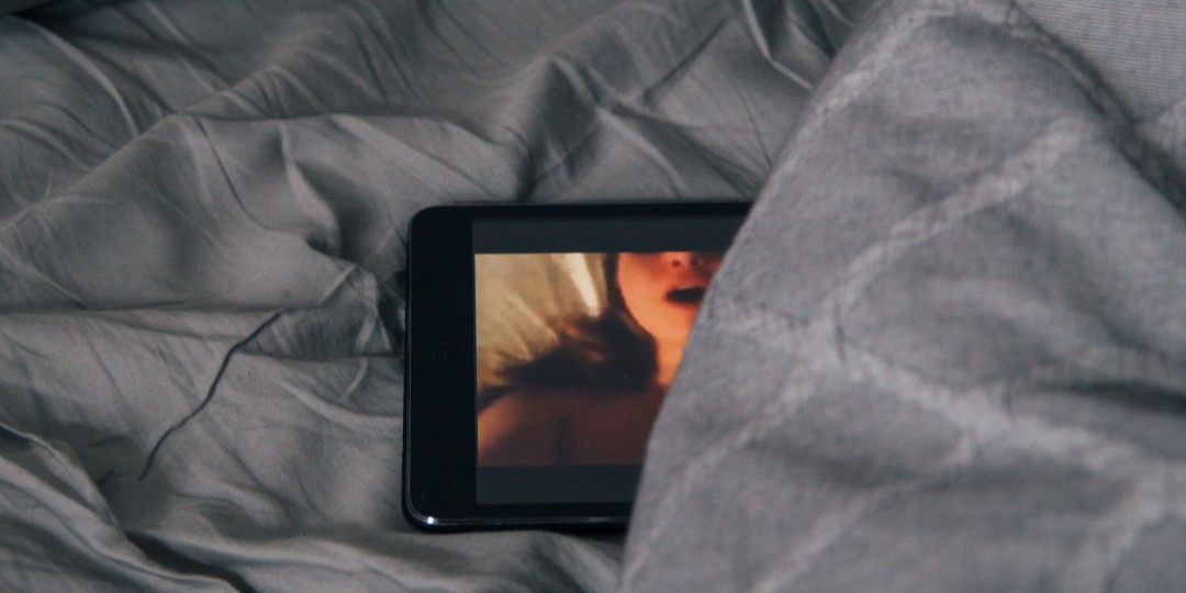 Revenge porn, adolescenti pubblicano in chat video hot con ragazze minorenni