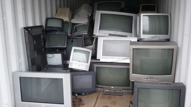 Boom bonus tv in Sicilia, ma smaltire i “vecchi” diventa un caso