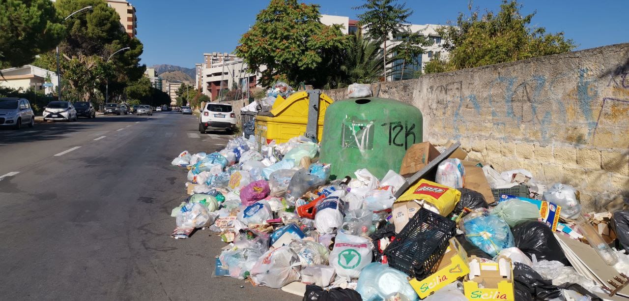 Rifiuti, flash mob di Legambiente “Sicilia Munnizza Free” nel ragusano