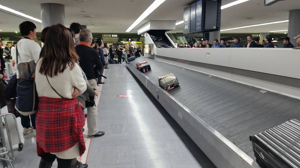 Caos bagagli Alitalia negli aeroporti italiani, passeggeri infuriati