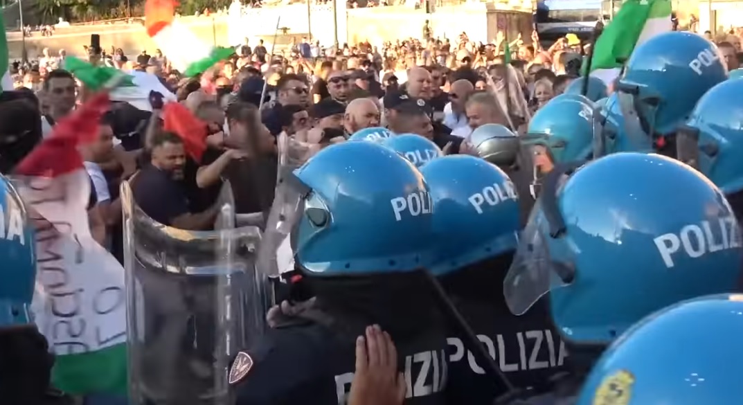 Tensione a Roma: corteo studenti ingaggia scontri con polizia davanti Montecitorio