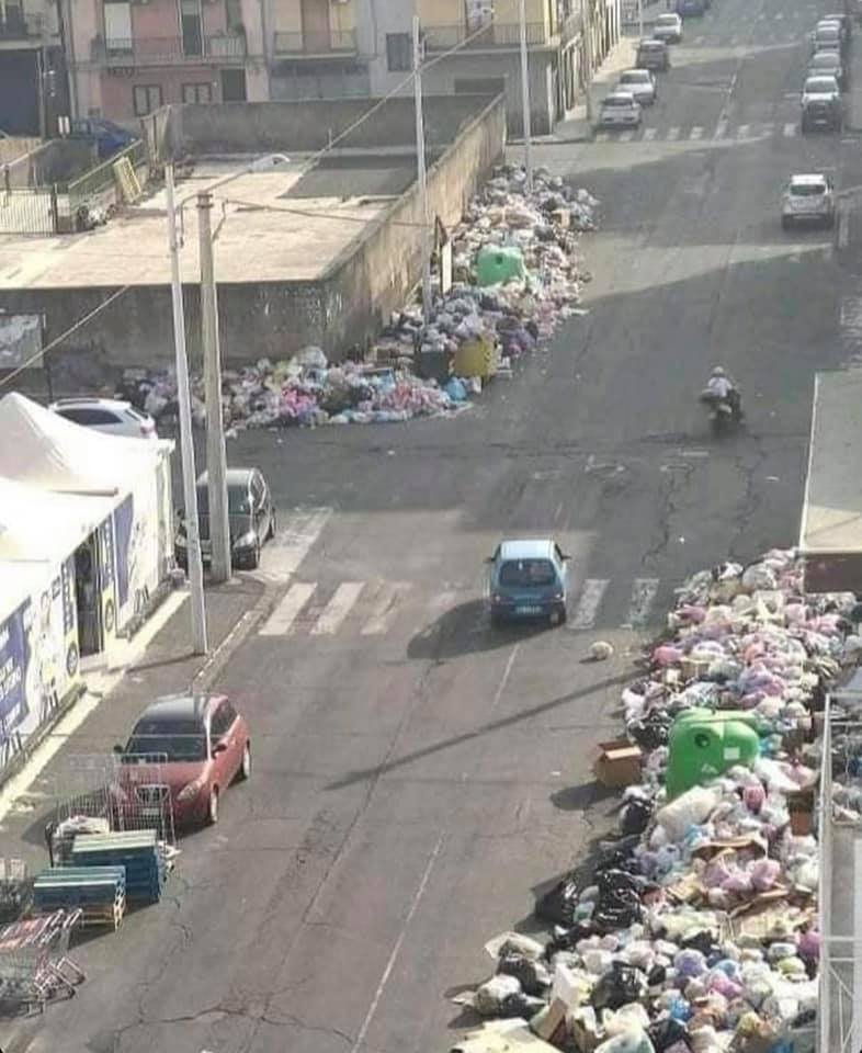 Selvaggia Lucarelli mostra i rifiuti di Catania, “Aiutate la Sicilia”