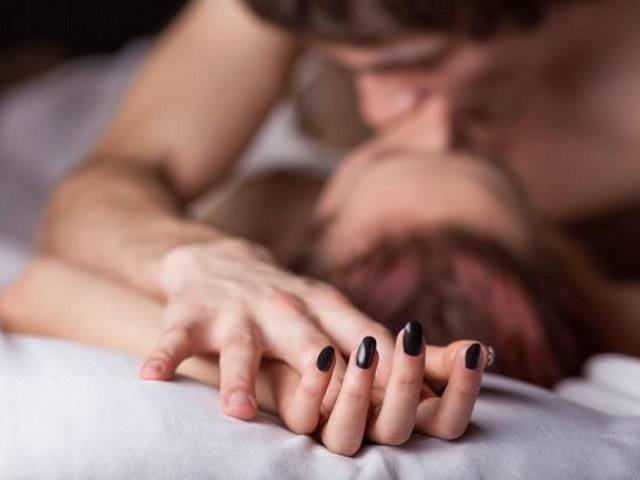 Sesso, ritrovare l’intimità dopo un tumore, l’esperta: “Andate a ballare”