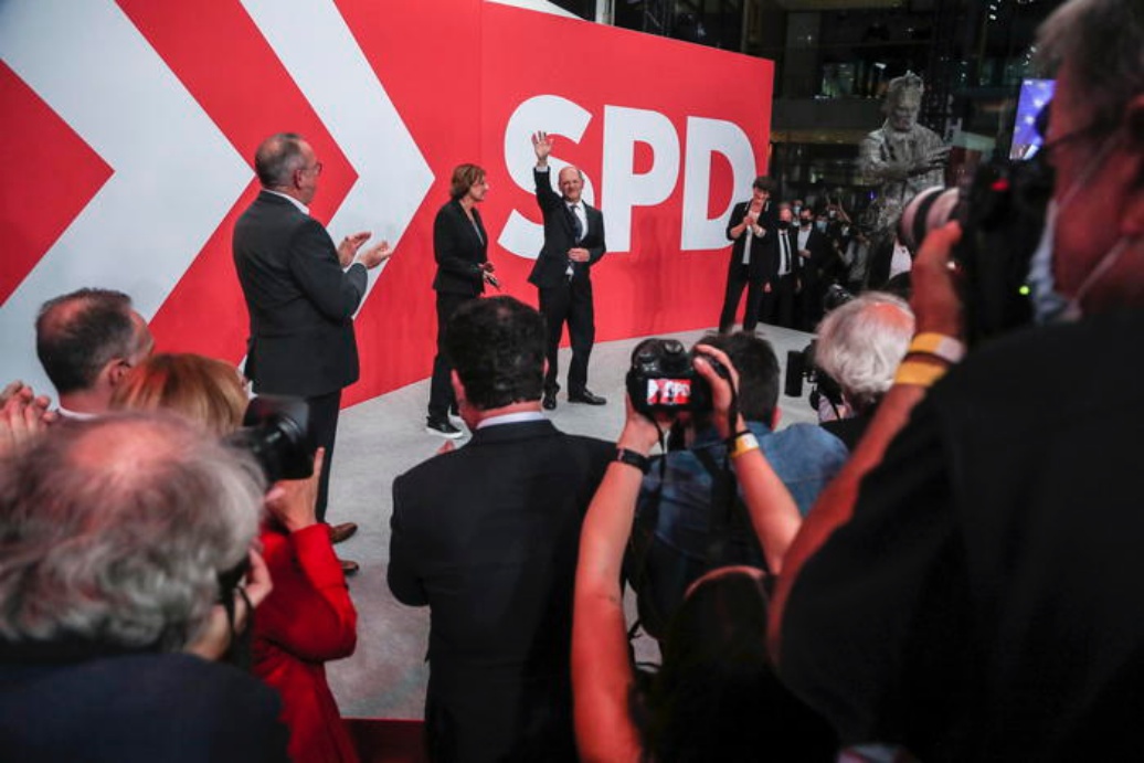 Germania, chiusa l’era Merkel, vince Spd ma è sfida all’ultimo voto