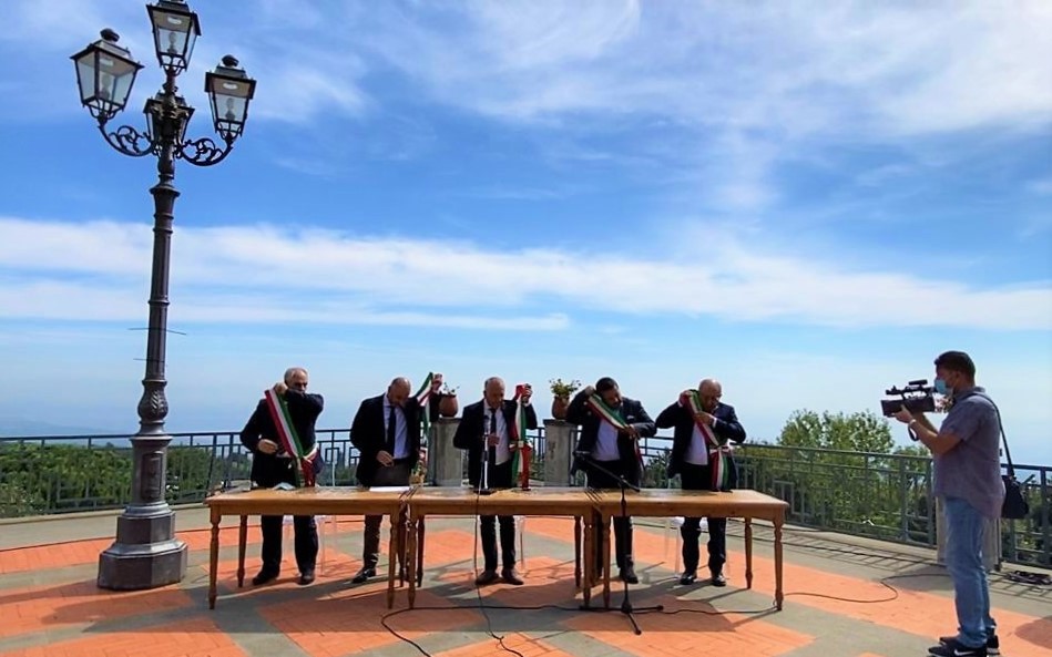 Cenere, cinque sindaci etnei rinunciano alla fascia tricolore