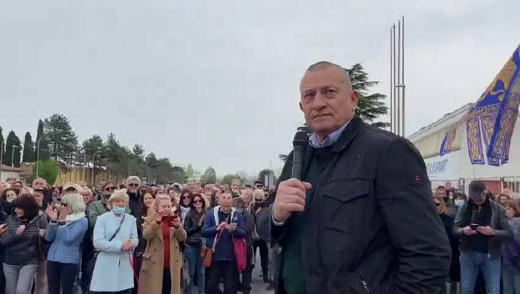 Green pass, sindaco-medico senza certificazione lavora in un gazebo