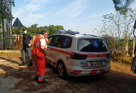 Tre cadaveri in decomposizione da mesi ritrovati in villetta, le indagini