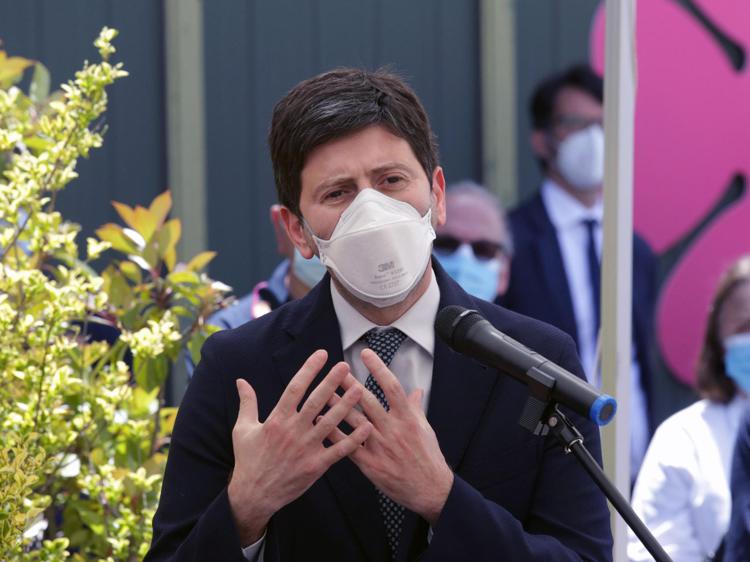 Covid, Speranza, “Più vaccini subito o rischiamo chiusure”