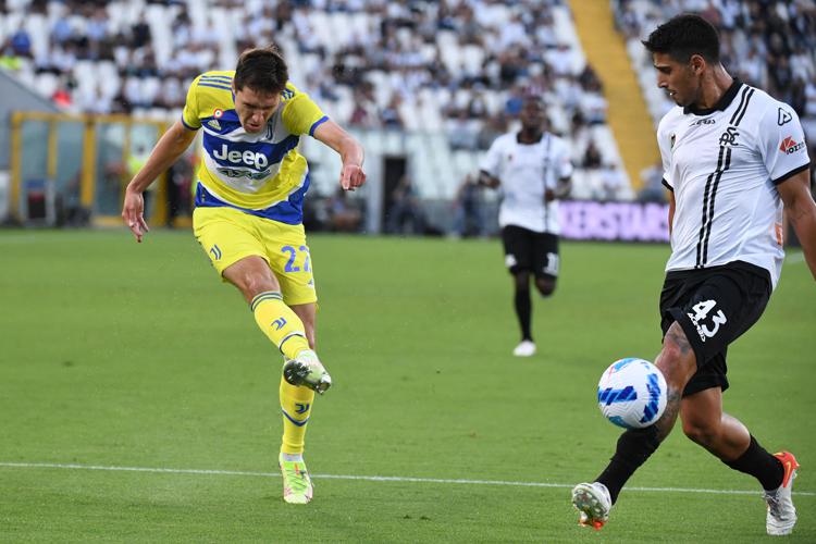 Calcio, Serie A, Milanesi in vetta aspettando il Napoli