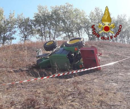 Incidenti, trattore si ribalta, 35enne muore schiacciato