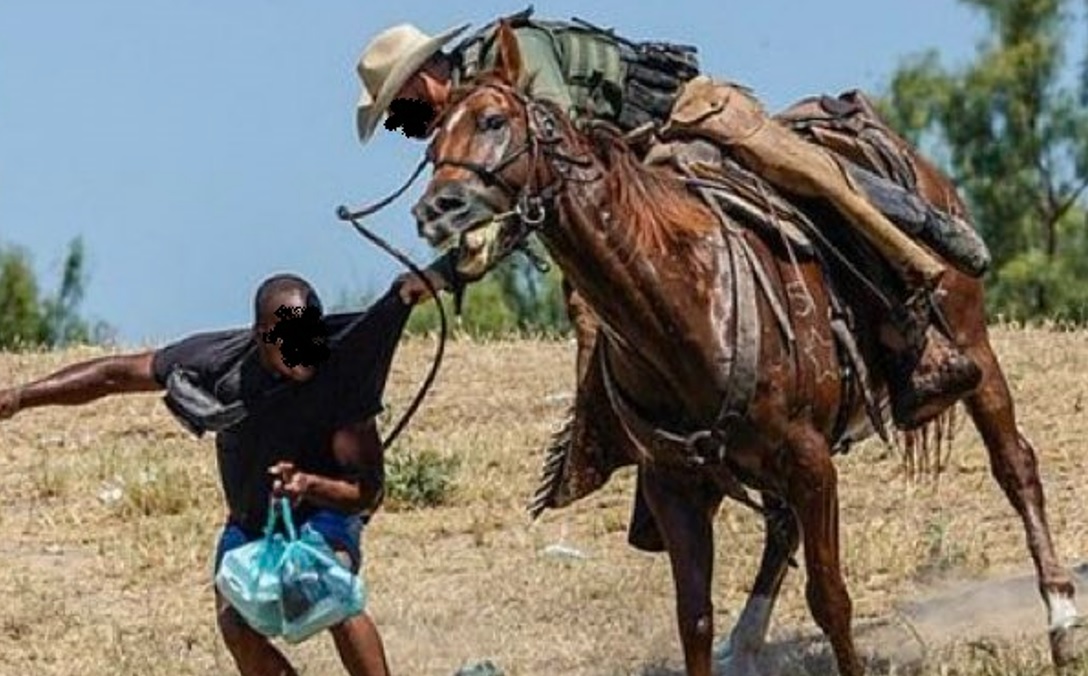 Usa, migranti frustati al confine col Messico, foto e video shock