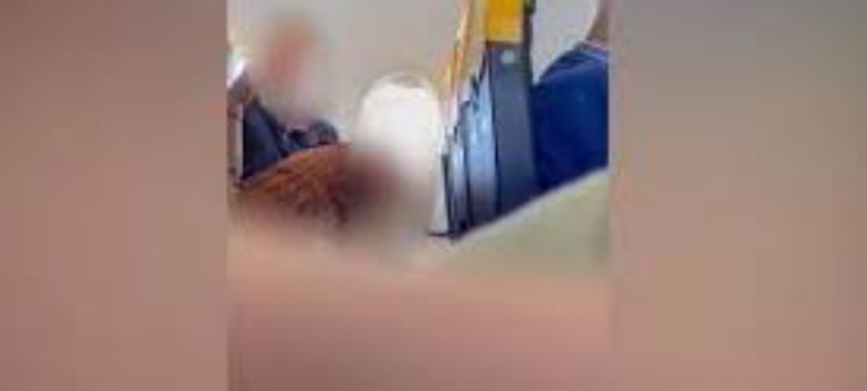 Scandalo video sesso orale su volo Ryanair, multa perchè senza mascherina