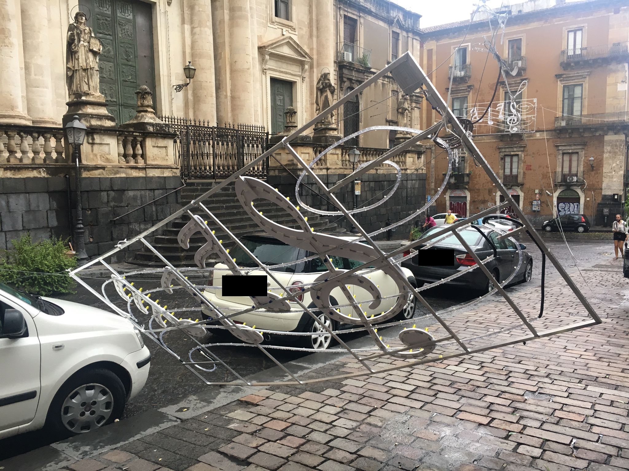 Nubifragio a Catania, al centro storico crolla un balcone, strada bloccata – foto