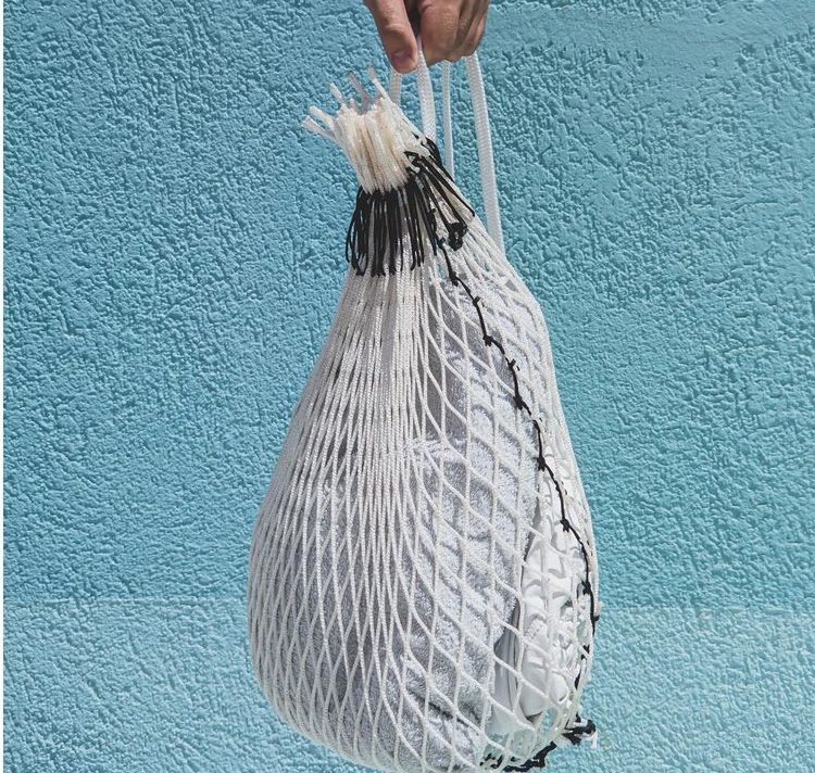 Moda sostenibile, dalle reti da pesca in disuso borse e zaini