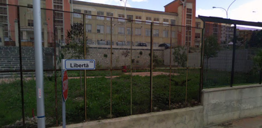 San Cataldo, detenuto in cella con droga e telefonino, arrestato anche agente