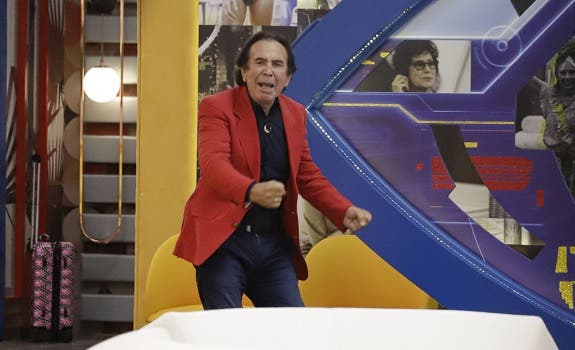 GF Vip, Giucas Casella confessa, “esperienze con uomini in gioventù”