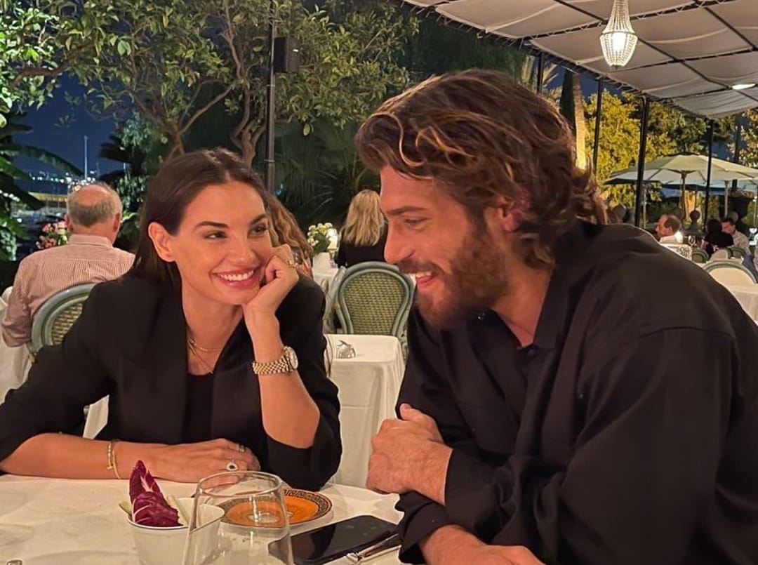 Can Yaman a Palermo, allenamento in camera d’hotel con i fan, il video