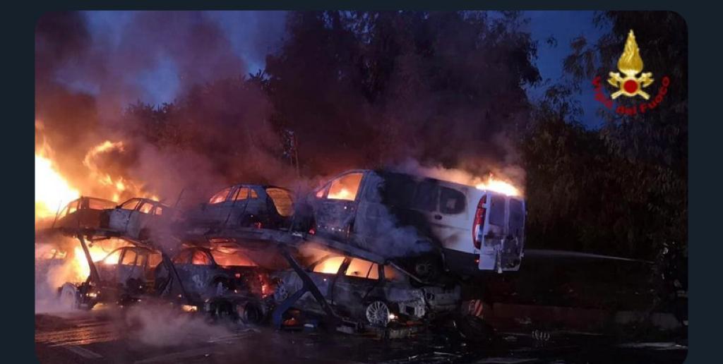 Bisarca in fiamme su A18 a Giarre, indagini in corso