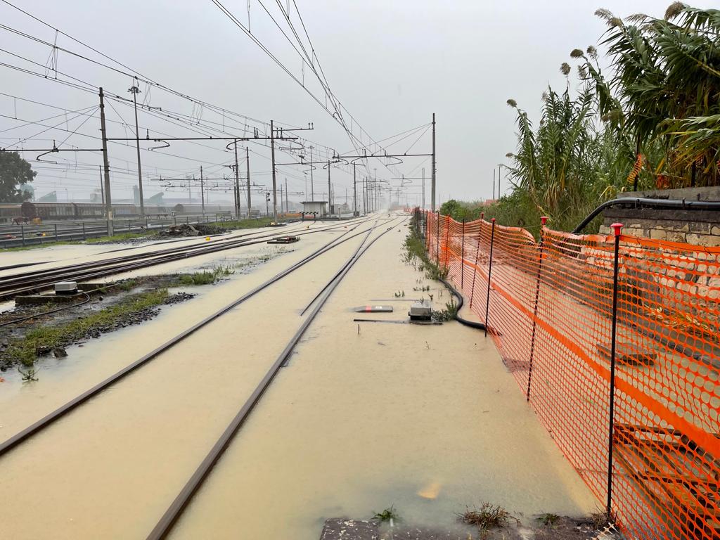 Uragano Catania, bloccata la linea per Caltagirone, le foto