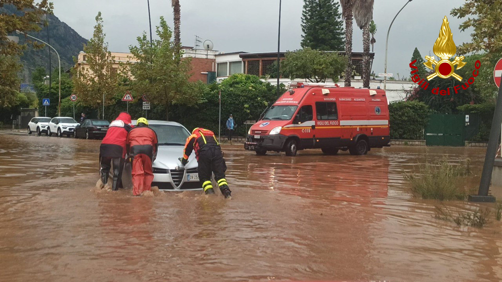 Palermo, una città sott’acqua, cittadini bloccati in macchina VIDEO