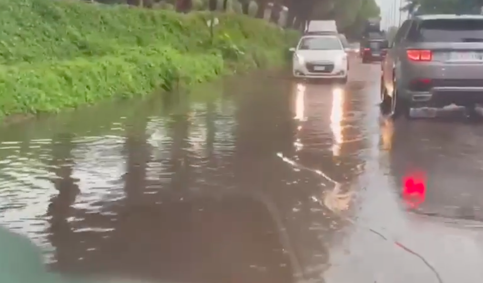 Maltempo, disagi a Palermo, strade allagate, persone bloccate in auto