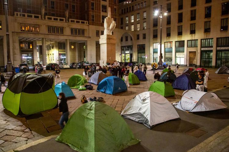 Clima, gli attivisti a Piazza Affari e le promesse di Draghi