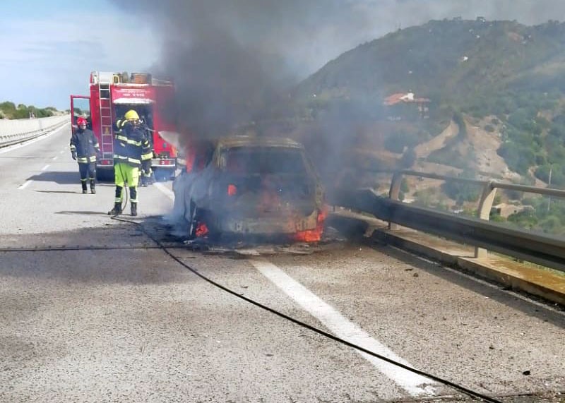 Cefalù, auto distrutta dalle fiamme in autostrada, le foto del disastro