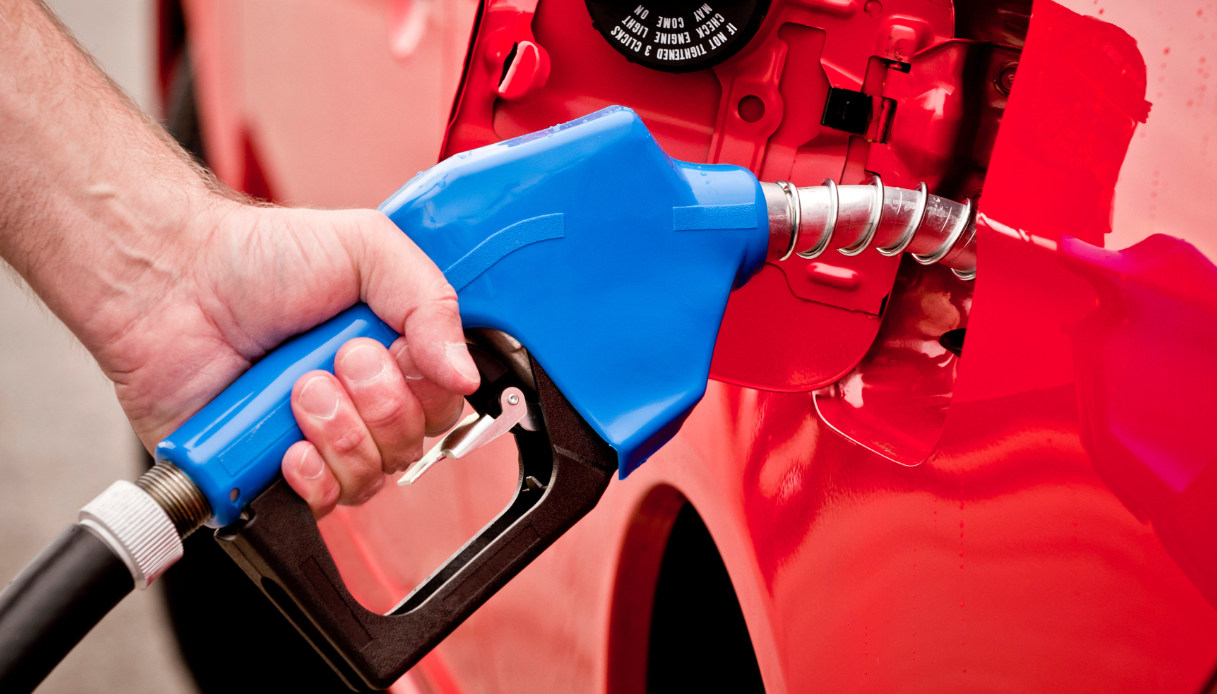 Un litro di benzina potrebbe arrivare a costare 4 euro, ecco perchè