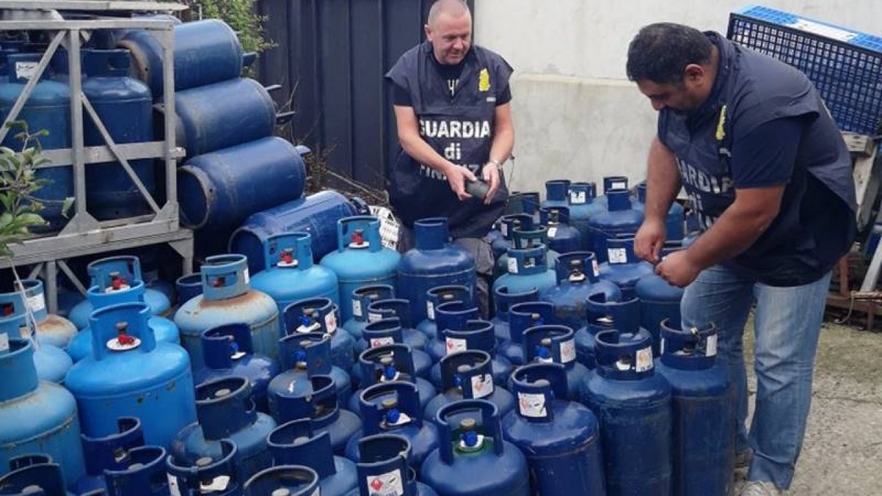 Gas, quasi trecento bombole sequestrate nel Palermitano