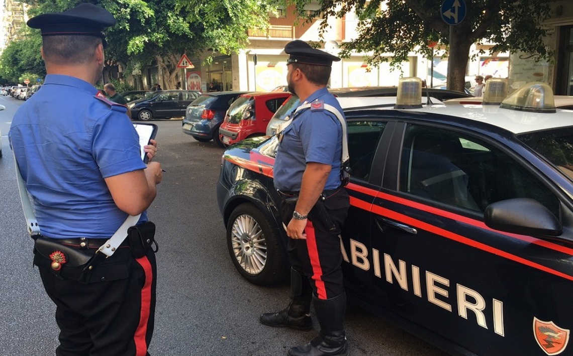Tenta di appiccare incendio su strada, arrestato piromane a Messina