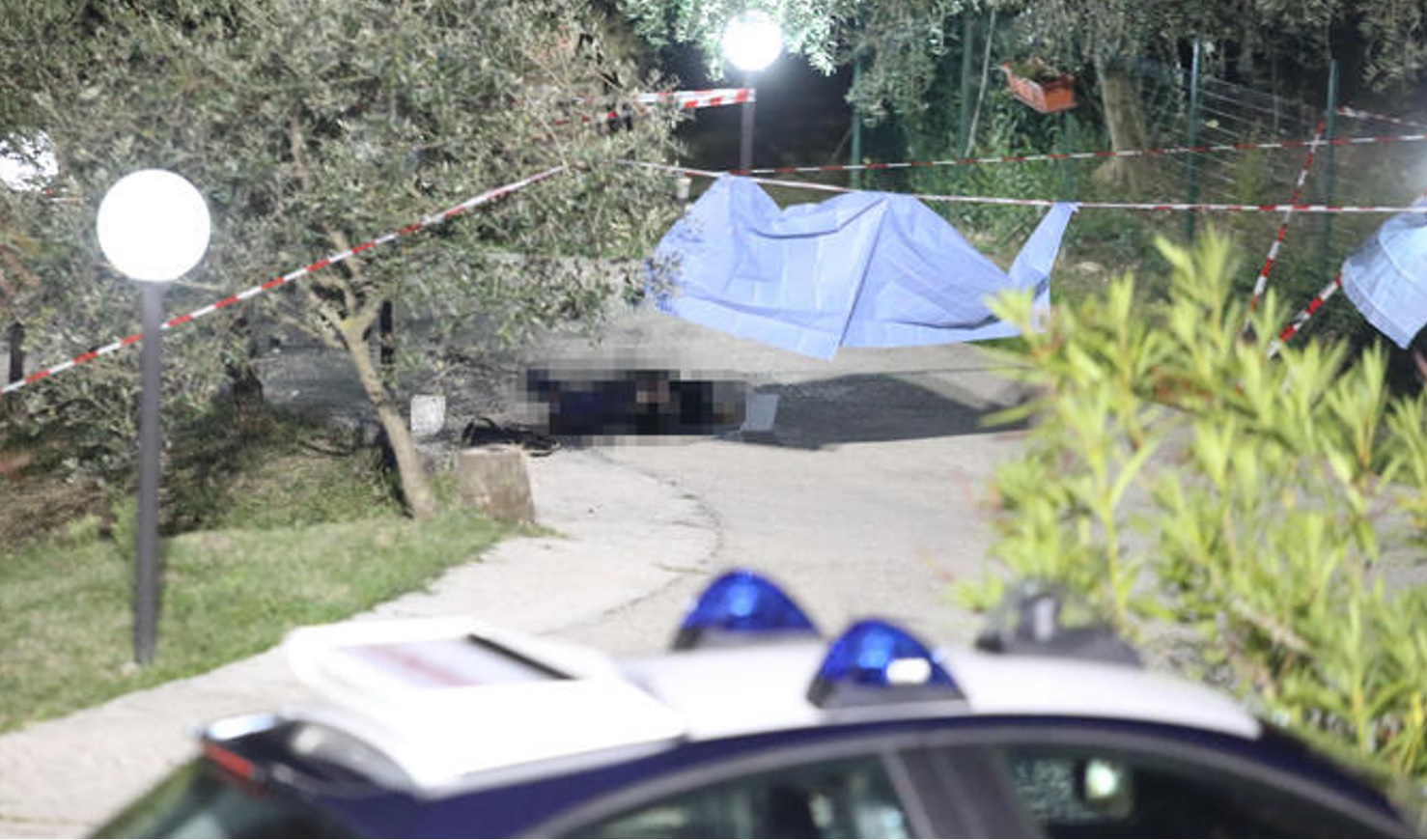 Trova ladri in casa, tabaccaio spara con il fucile e ne uccide uno