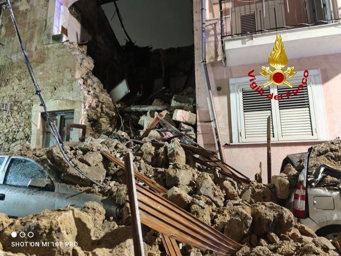 Carlentini, crolla una casa, paura in via Duilio, era disabitata