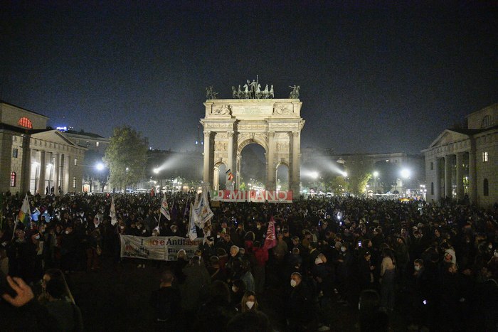 Ddl Zan, Milano, in migliaia a piazza Duomo contro lo stop, Foto