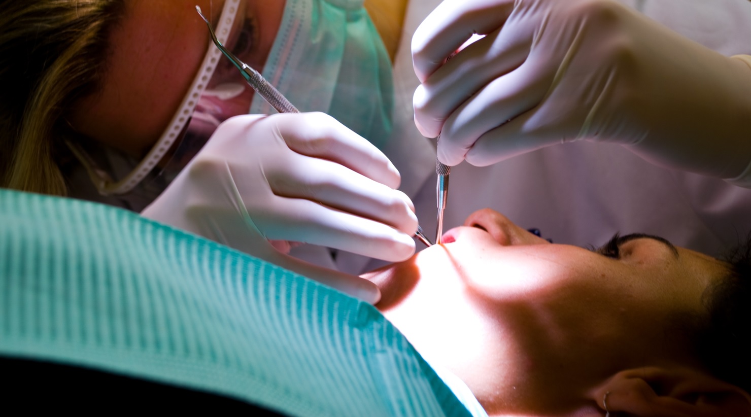 Siracusa, dentista No vax sospeso continuava a lavorare, scatta la denuncia