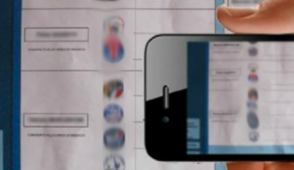 Napoli, scattano foto alla scheda elettorale in cabina, denunciati