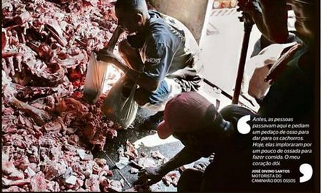 Brasile, in cerca di cibo tra le carcasse di animali, foto shock