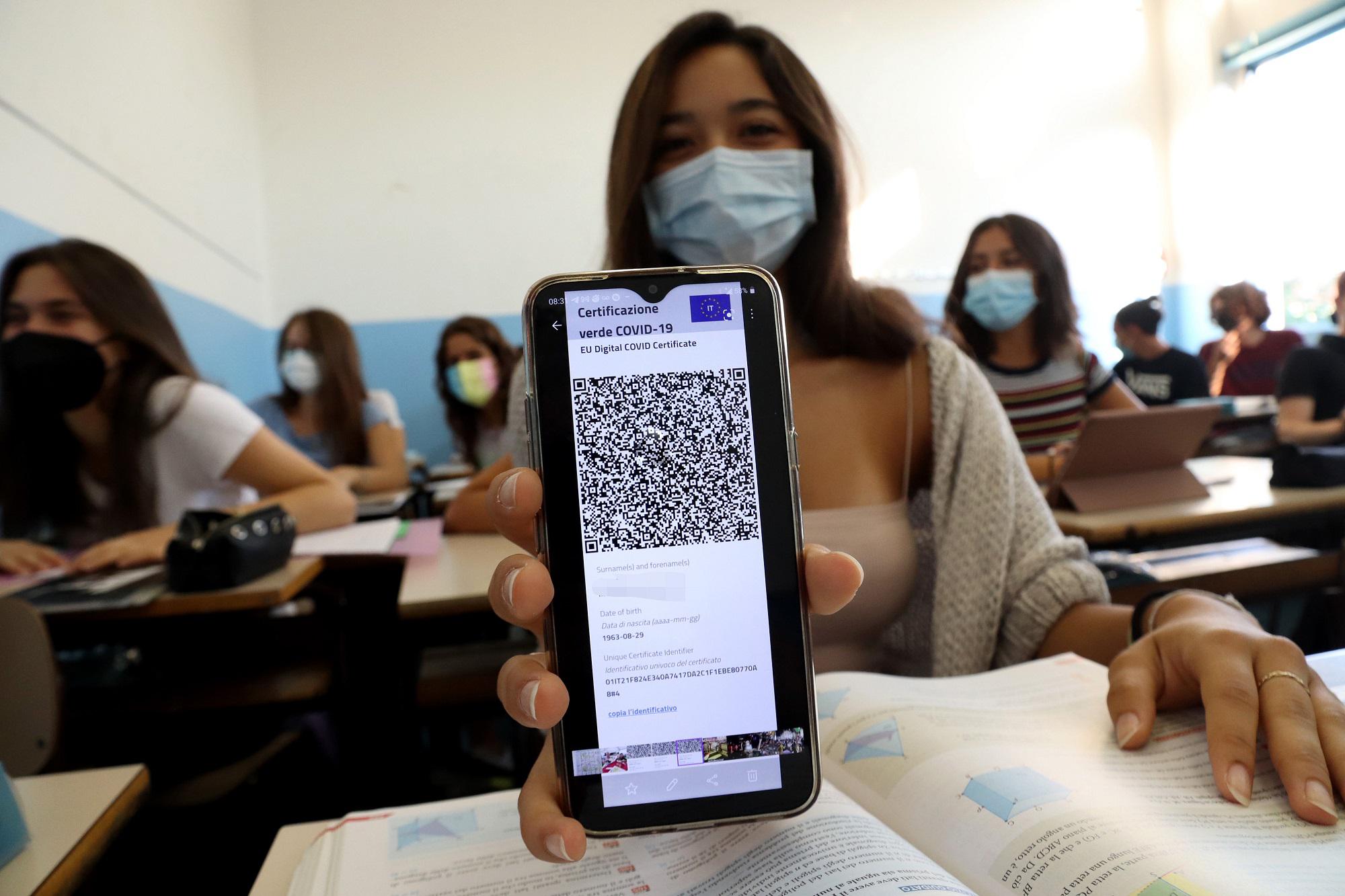 Scuola, Covid, per tornare in classe niente tampone, solo green pass