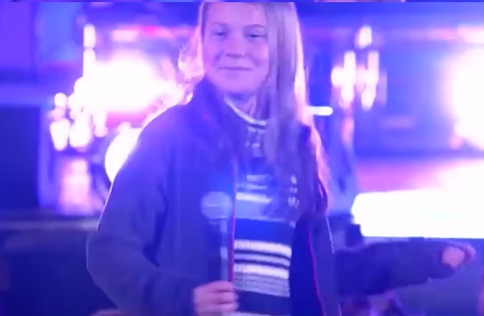 Greta scatenata al Climate Live, canta e balla sul palco, video