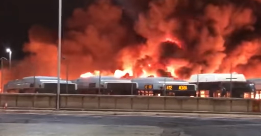 Roma, deposito Atac in fiamme, 30 bus a metano distrutti – video Roma, deposito Atac in fiamme, 30 bus a metano distrutti – video