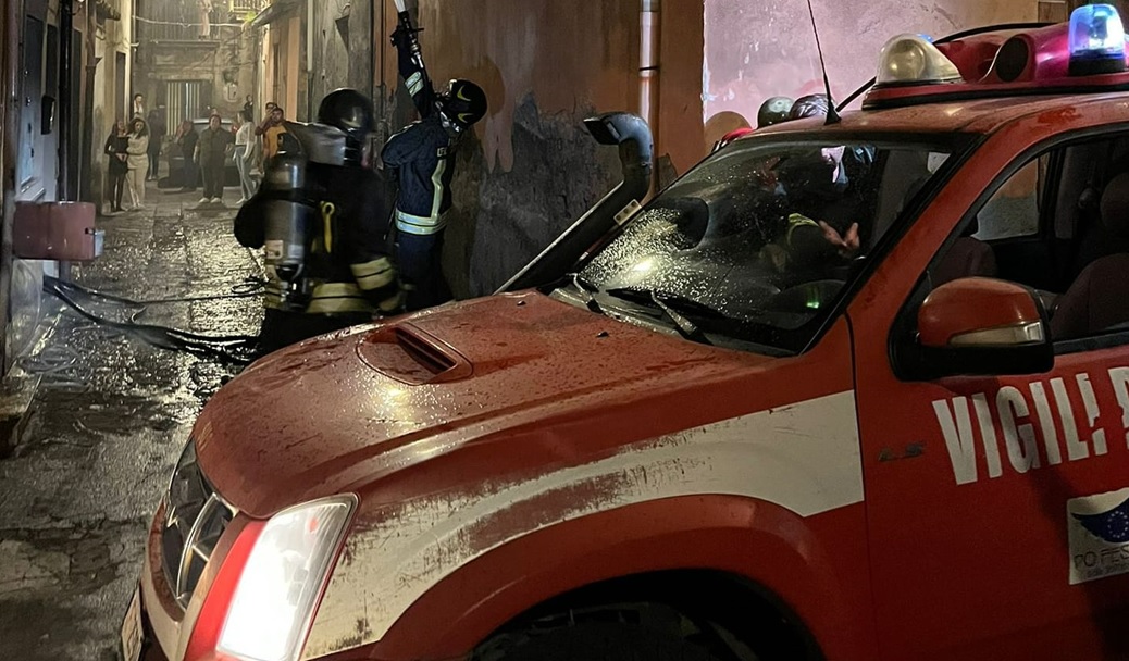 Adrano, brucia una palazzina in via Cariola, morto il marito, ustionata la moglie