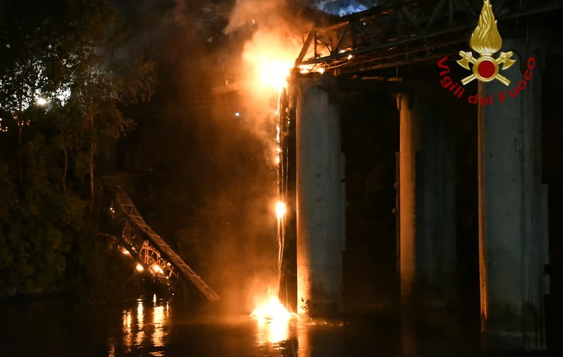Roma, brucia nella notte il “Ponte di Ferro” – foto e video Roma, brucia nella notte il “Ponte di Ferro” – foto e video