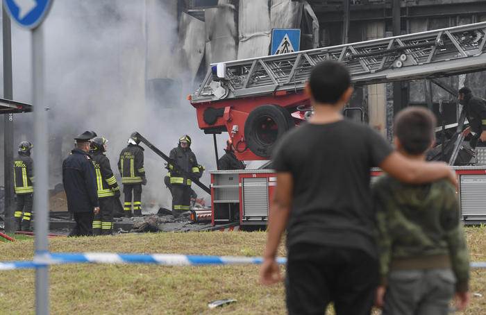Aereo precipita sopra un edificio nel Milanese, morte 8 persone, anche un bimbo – video