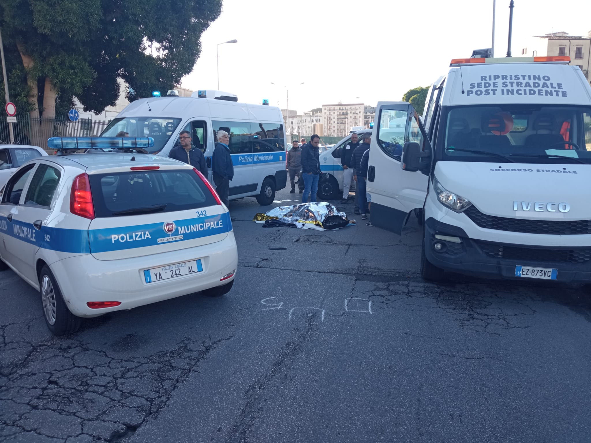 Palermo, incidente mortale alla Cala, travolto e ucciso in moto da auto pirata