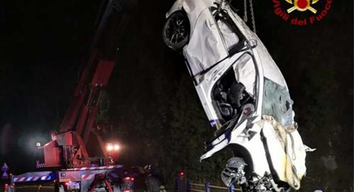 Auto fuori strada finisce in un torrente, 2 morti e 3 feriti