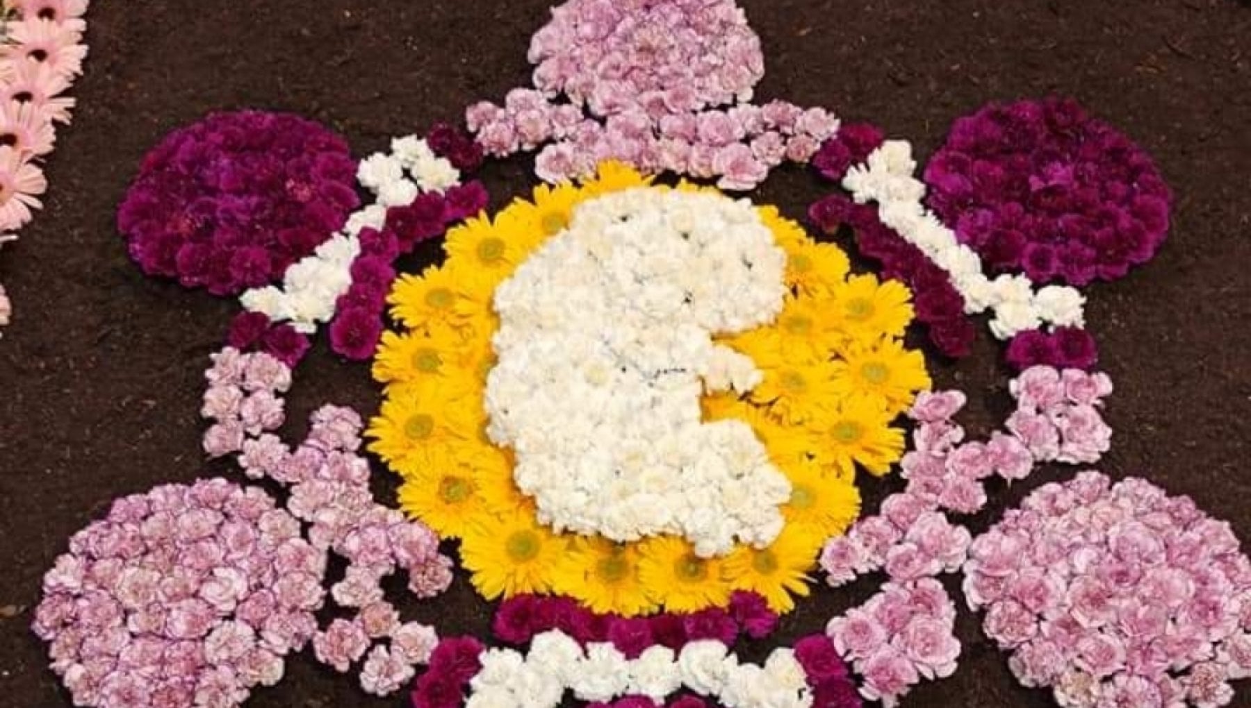 Infiorata contro aborto su scalinata di Trapani, divampa la polemica