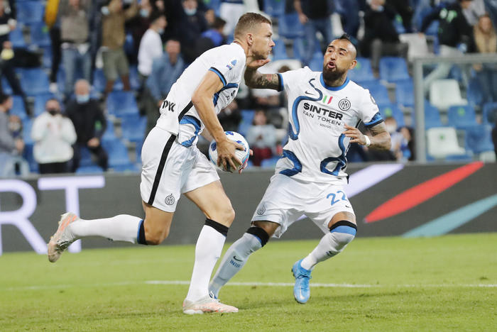 Calcio, Serie A, l’Inter passa a Sassuolo, oggi Napoli a Firenze