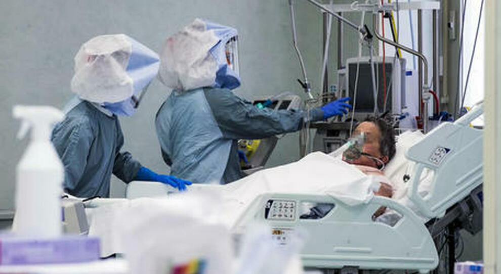 Covid, Iss, salgono casi operatori sanità, 371 in sette giorni