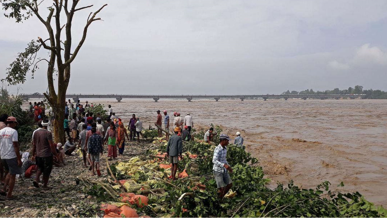 Maltempo killer, oltre 150 i morti tra Nepal e India, foto e video