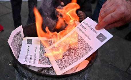 No pass, chi è il 19enne ideatore dei cortei di Milano perquisito oggi